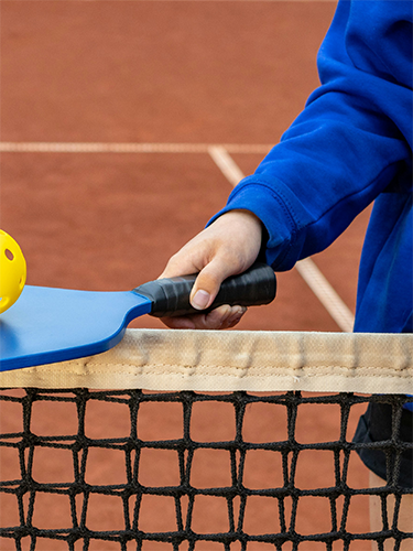 pickleball-raqueta-pelota-y-red-2